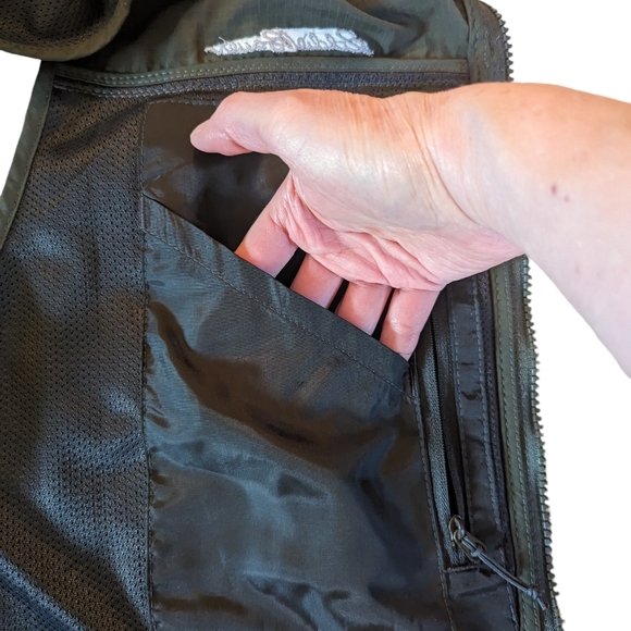 Eddie Bauer Travex Cargo Vest in Green, Men's L, EUC - Picture 7 of 8